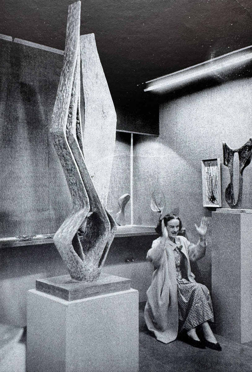 barbara hepworth devant une sculpture monumentale dans son atelier